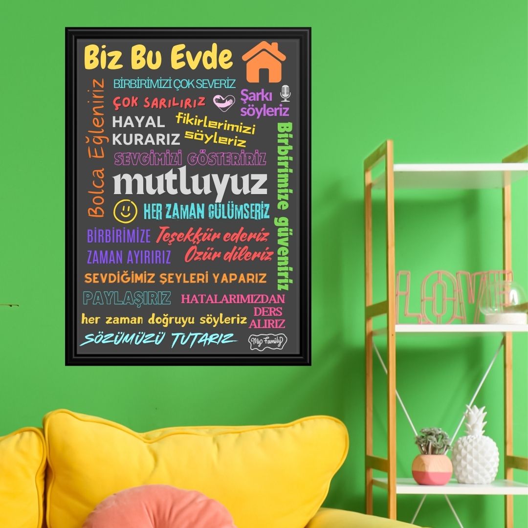 Bu Evde Her Zaman Gülümseriz Yazısı (Siyah Çerçeve Görünümlü) Renkli Yazılı 40x55 PVC 1mm